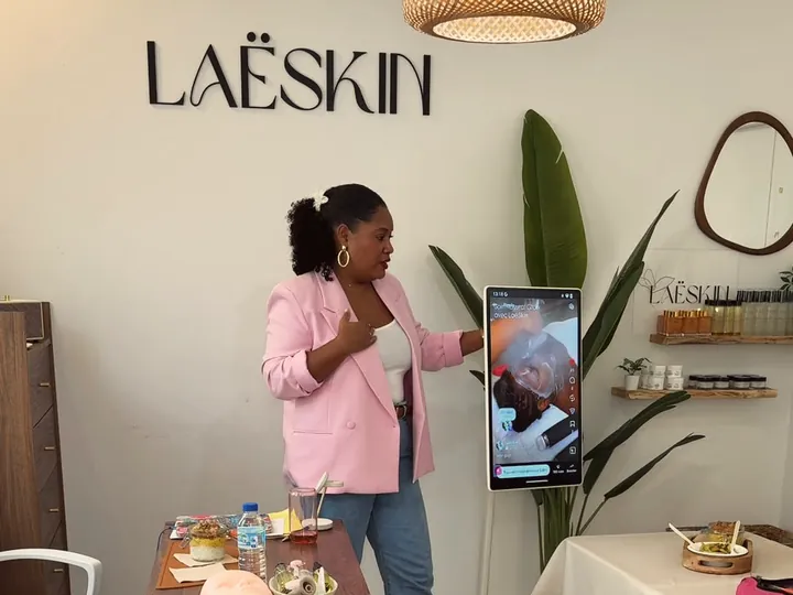 Laëtitia présente un soin visage en vidéo, sous l'enseigne LaëSkin