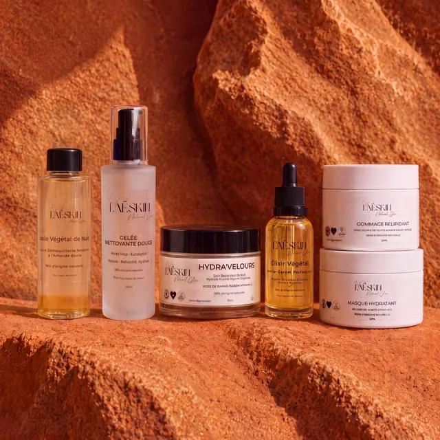 La Routine LaëSkin complète alignée sur la roche : Voile Végétal, Gelée Nettoyante, HYDRA Velours, Élixir Végétal, Gommage et Masque