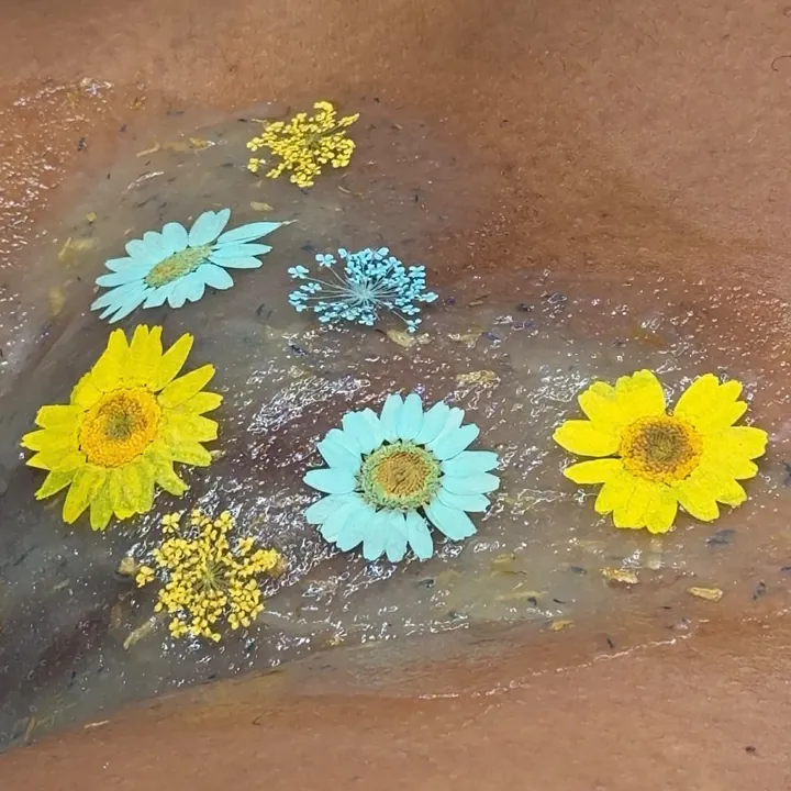 Un maillot épilé à la cire, paré de marguerites séchées jaunes et bleues